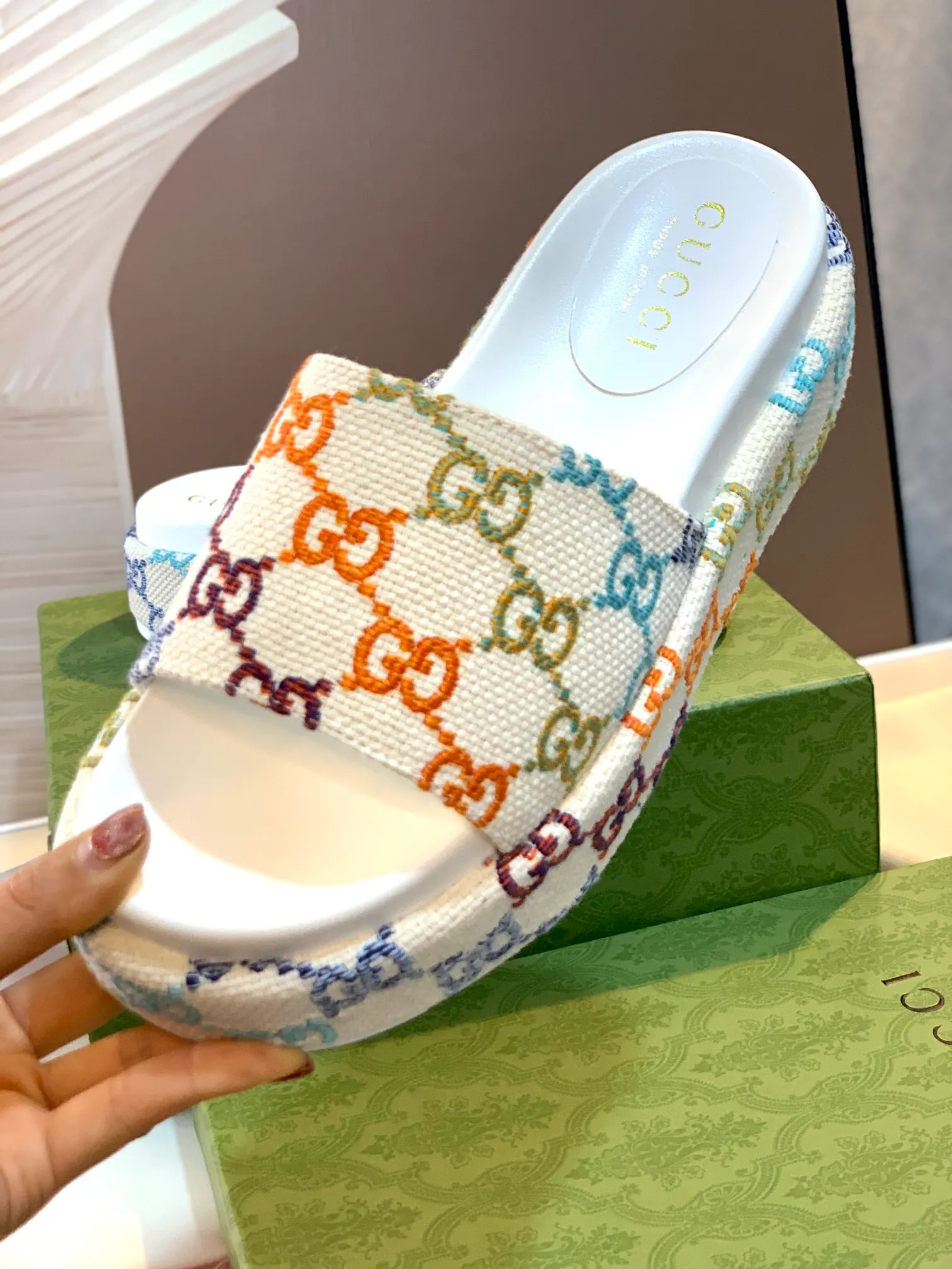 👟👟Ex-factory price 360👟👟Gucci North Face Collaboration 2022/Spring and Summer New Couple Style Electric Embroidered Thick-soled Slippers are now available. Series —————————————— Perfect interpretation! The original development supports any comparison in the market! Carefully crafted materials! Months in the making! The pattern is extremely beautiful! Unique charm. The fabric is made from the original one-to-one ratio! Flash sale market free version! The thorn lines and three-dimensional effect are full! High-end and high-end ꫛꫀꪝ Go➫ Materials: ❶Upper: Double G electric embroidery environmentally friendly washed denim fabric ❷Foot pads: imported sheepskin ❸Outsole! Original outsole ........................................ ♡Size: 35-43